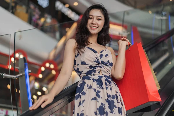 Счастливая Молодая Женщина Сумками Эскалаторе Торговом Центре — стоковое фото