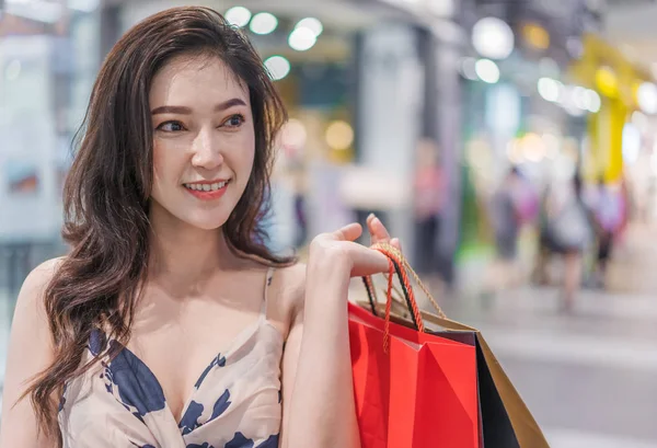 Glückliche Junge Frau Mit Einkaufstüten Einkaufszentrum — Stockfoto