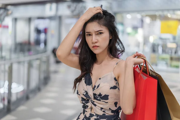 Alışveriş Merkezinde Alışveriş Torbaları Ile Genç Kadın Vurguladı — Stok fotoğraf