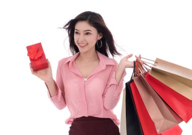 hediye kutusu ve alışveriş çantası beyaz bir arka plan üzerinde izole tutan genç mutlu kadın