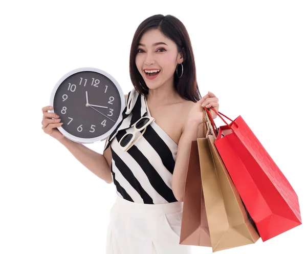 Mujer Feliz Sosteniendo Bolsa Compras Reloj Aislar Sobre Fondo Blanco — Foto de Stock