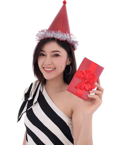 帽子と赤いクリスマス ギフト ボックスが白い背景に分離開催と幸せな若い女 — ストック写真