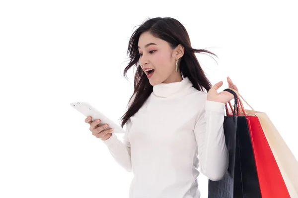 Здивована Жінка Купує Використовує Цифровий Планшет Ізольовано Білому Тлі — стокове фото