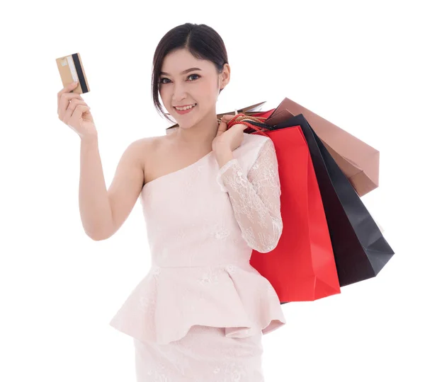 Mujer Feliz Sosteniendo Tarjeta Crédito Bolsa Compras Aislado Sobre Fondo —  Fotos de Stock