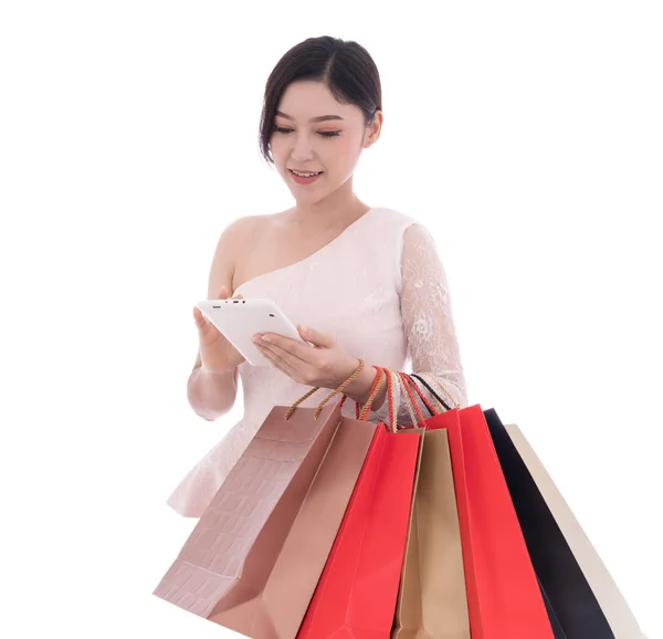 Νεαρή Γυναίκα Ψώνια Και Χρησιμοποιώντας Ψηφιακό Tablet Που Απομονώνονται Λευκό — Φωτογραφία Αρχείου
