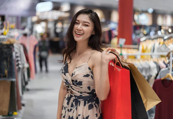 Ευτυχισμένος Νεαρή Γυναίκα Τσάντες Αγορών Για Ρούχα Κατάστημα — Φωτογραφία Αρχείου