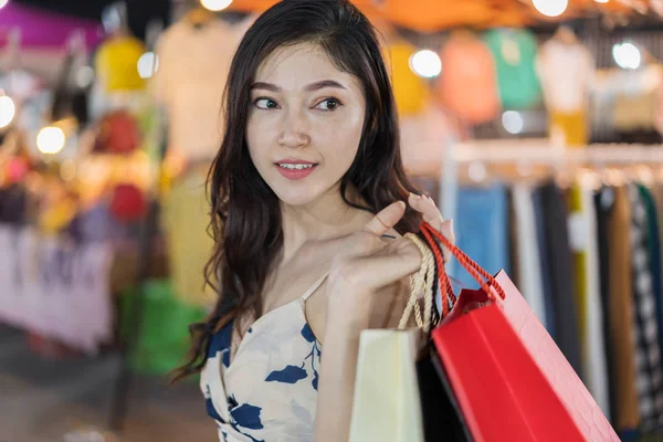 Ευτυχισμένη Γυναίκα Τσάντες Για Ψώνια Στην Αγορά Υπαίθρια Διανυκτέρευση — Φωτογραφία Αρχείου