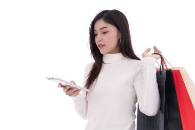 Alışveriş ve beyaz bir arka plan üzerinde izole dijital tablet kullanarak genç kadın