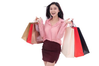 alışveriş çantası beyaz bir arka plan üzerinde izole tutan neşeli genç kadın