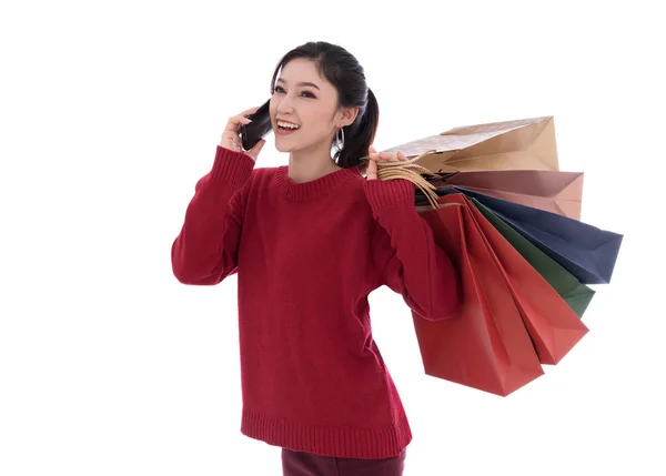 Frau Spricht Auf Smartphone Und Hält Einkaufstüten Isoliert Auf Weißem — Stockfoto
