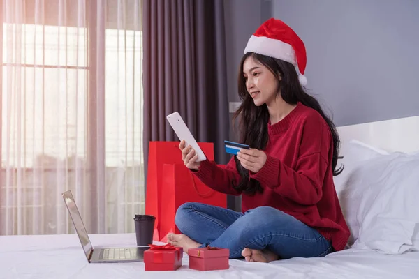 Mujer Feliz Compras Línea Para Regalo Navidad Con Tableta Digital — Foto de Stock