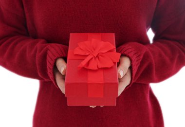 Beyaz arka plan üzerinde izole veren bir hediye kutusu bir jest olarak tutan kadın