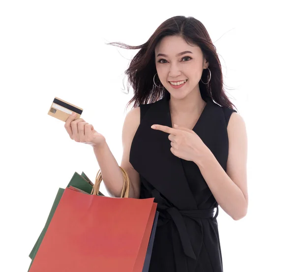 Lycklig Kvinna Håller Kreditkort Och Shopping Väska Isolerad Vit Bakgrund — Stockfoto
