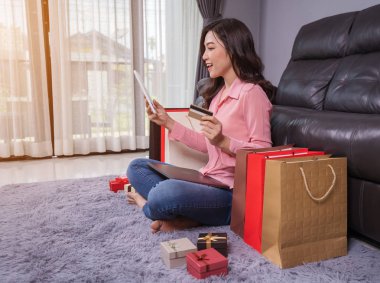 kadın hediye laptop oturma odasında ile online alışveriş