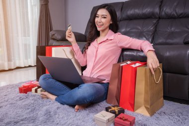 kadın hediye laptop oturma odasında ile online alışveriş