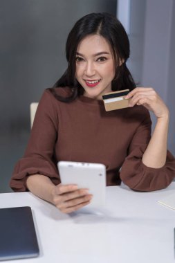 mutlu kadın online kredi kartı ile alışveriş için dijital tablet kullanma