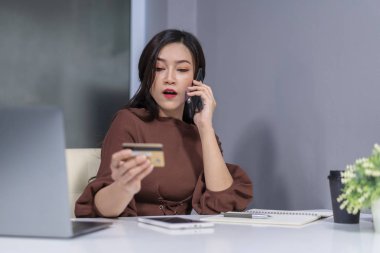 sürpriz kadın telefon ve holdind tarafından online alışveriş için bir kredi kartı arama 