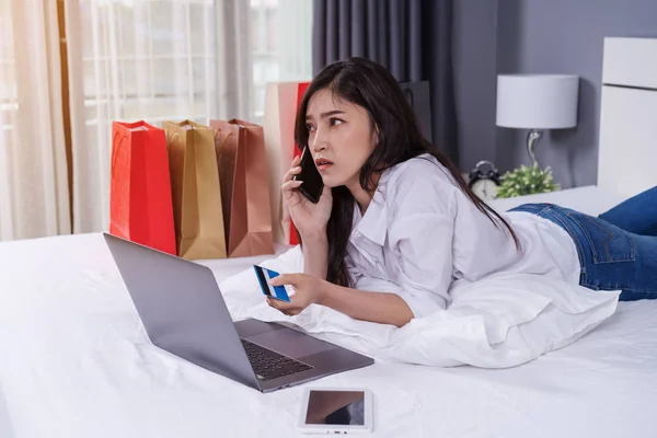 Femme Sur Son Lit Shopping Ligne Avec Smartphone Carte Crédit — Photo