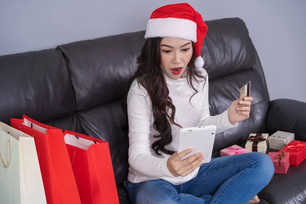 Mujer Sorprendida Santa Hat Compras Línea Para Regalo Navidad Con — Foto de Stock