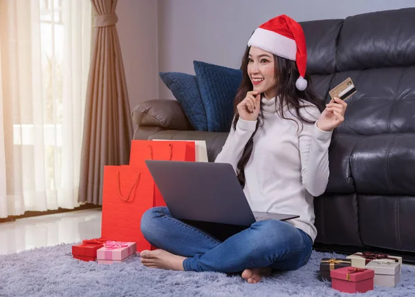 Mujer Sombrero Santa Pensando Comprar Línea Para Regalo Navidad Con — Foto de Stock
