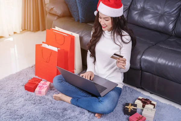 Mujer Santa Hat Compras Línea Para Regalo Navidad Con Portátil — Foto de Stock
