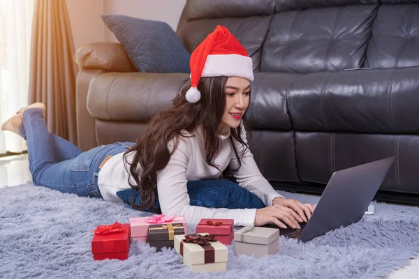 Mujer Santa Hat Compras Línea Para Regalo Navidad Con Portátil — Foto de Stock