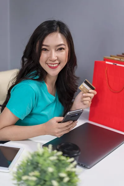 Ευτυχισμένη Γυναίκα Χρησιμοποιώντας Smartphone Για Online Αγορές Πιστωτική Κάρτα — Φωτογραφία Αρχείου