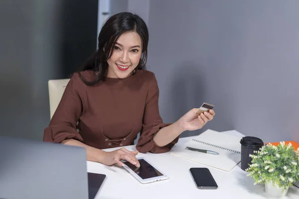 Mujer Feliz Usando Tableta Digital Para Compras Línea Con Una —  Fotos de Stock