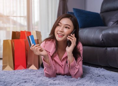 kadın oturma odasında kredi kartıyla alışveriş online için Smartphone cep telefonu ile söz