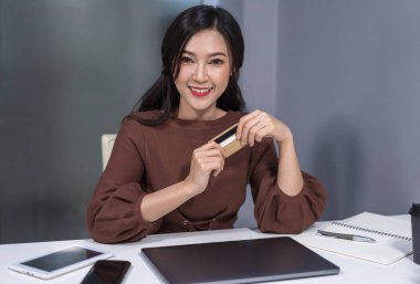 online alışveriş için kredi kartı kullanan mutlu kadın