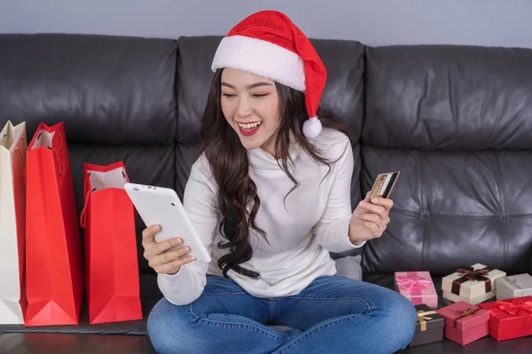 Mujer Santa Hat Compras Línea Para Regalo Navidad Con Tableta — Foto de Stock