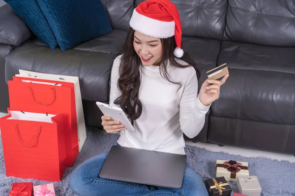 Mujer Santa Hat Compras Línea Para Regalo Navidad Con Tableta — Foto de Stock