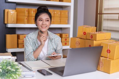 düşünme ve kullanarak tablet ve parsel kutusu, online iş, Genç kadın girişimci teslim edilmeden önce hazırlamak