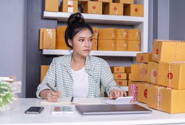 Genel müdürlükte, online pazar ambalaj kutusu teslim, mali hesaplama genç kadın girişimci başlangıç küçük işletme sahibi