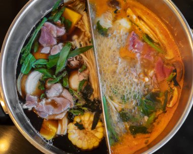 sıcak shabu veya sukiyaki veya Japon güveç