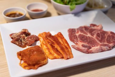 Çiğ domuz soslu hazırlamak için Barbekü ızgara