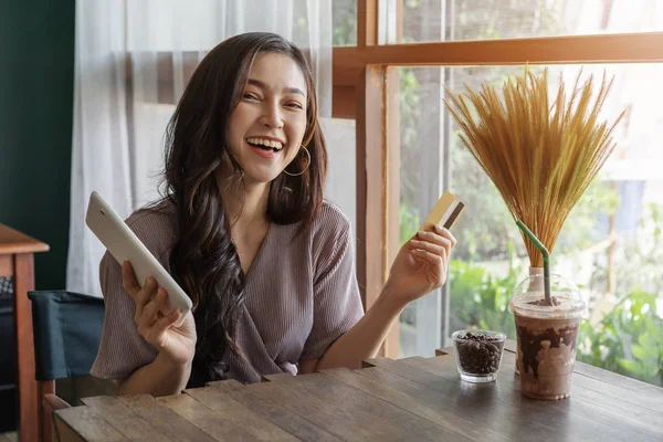 Счастливая Женщина Использующая Кредитную Карту Покупок Онлайн Планшетом Кафе — стоковое фото