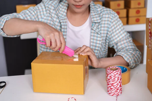 Young Woman Using Cutter Knife Open Delivery Parcel — Stock Photo, Image