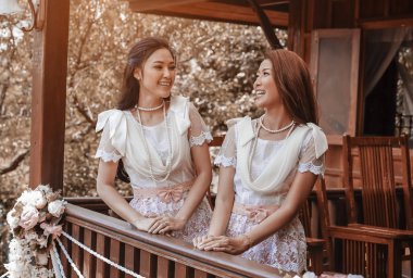 ahşap ev, Tay geleneksel içinde iki genç kadın