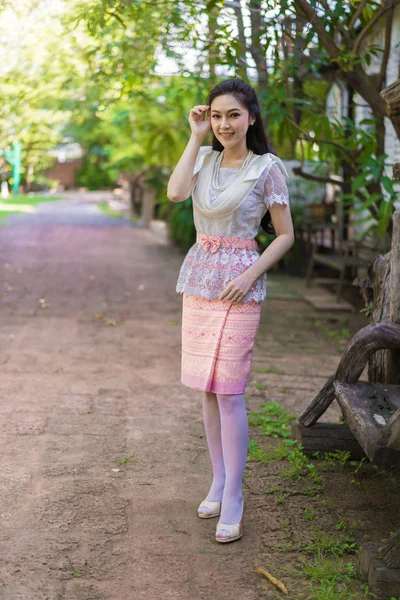 Portrait Belle Jeune Femme Robe Traditionnelle Thaïlandaise — Photo