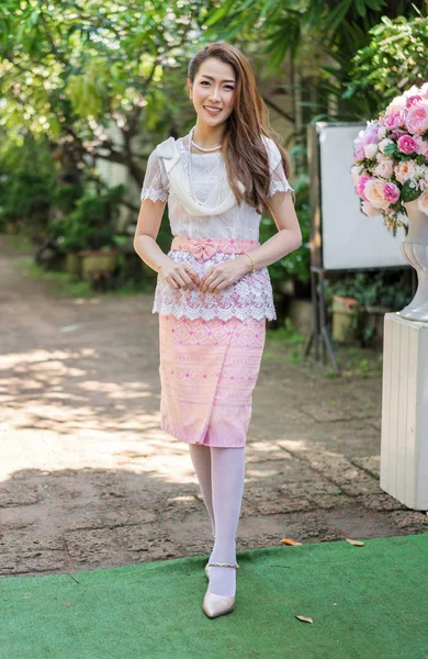 美丽的年轻女子的肖像在泰国传统服装 — 图库照片