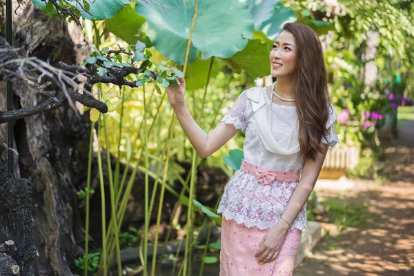 Retrato Hermosa Mujer Joven Vestido Tradicional Tailandés — Foto de Stock