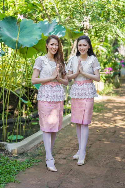 Due Bella Giovane Donna Thailandese Abito Tradizionale Pagare Rispetto — Foto Stock
