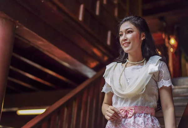 Młoda Kobieta Thai Tradycyjnych Sukni Drewnianym Domu — Zdjęcie stockowe