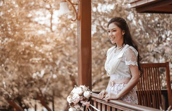 Junge Frau Thailändischer Tracht Vor Holzhaus — Stockfoto