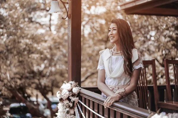 Jovem Mulher Tailandês Vestido Tradicional Casa Madeira — Fotografia de Stock