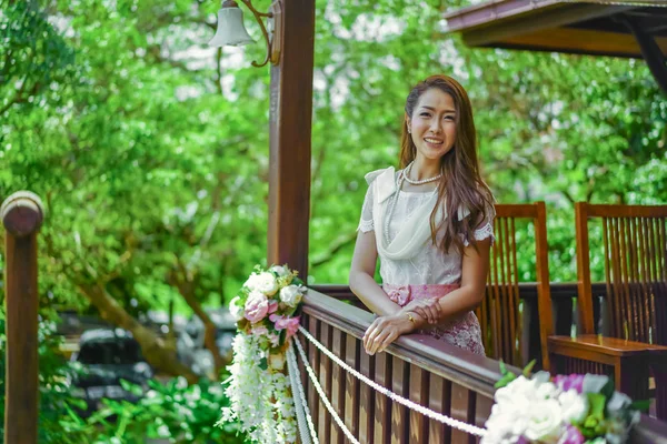 Mujer Joven Vestido Tradicional Tailandés Casa Madera —  Fotos de Stock