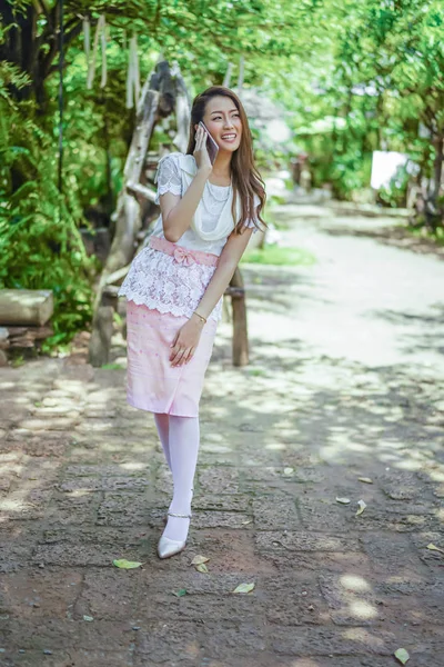 Bella Giovane Donna Thailandese Abito Tradizionale Parlando Con Uno Smartphone — Foto Stock
