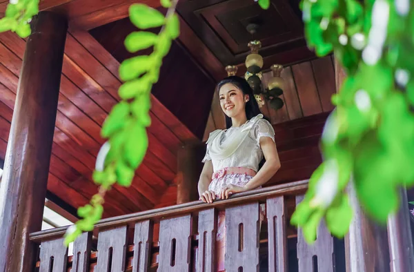 Mujer Joven Vestido Tradicional Tailandés Casa Madera —  Fotos de Stock