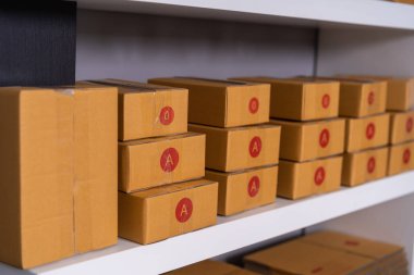 Parsel raf ev ofis istemcisinde sevkıyata hazır